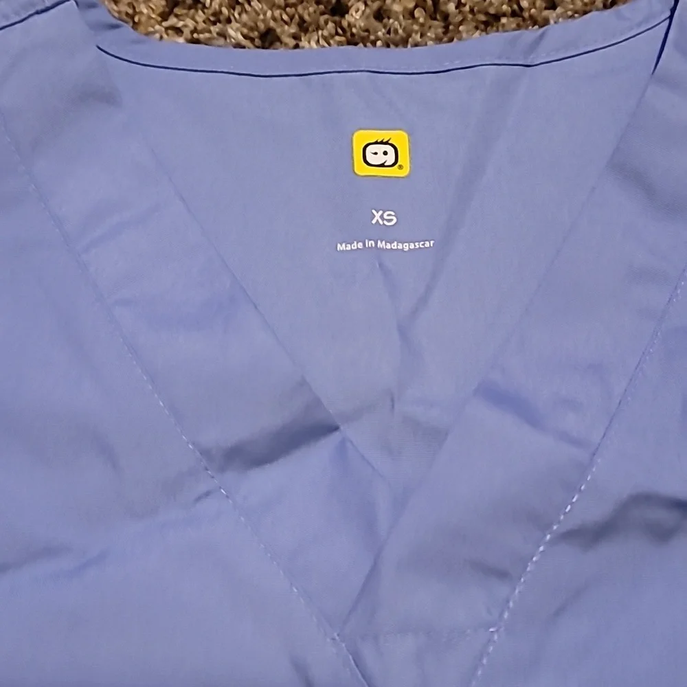 Wonder Wink Blue Scrub Top NWT - Picture 2 of 3